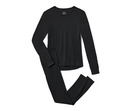 Un ensemble de sous-vêtements fonctionnels thermiques noirs est posé sur un fond blanc.