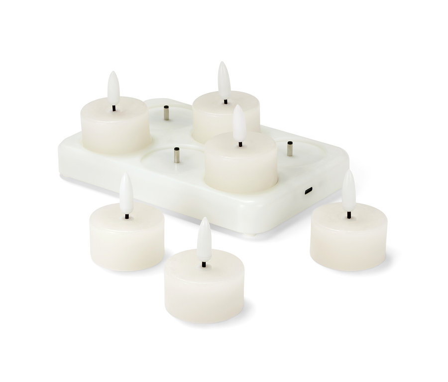 Six bougies chauffe-plat en cire avec LED sont posées sur une station de charge blanche.