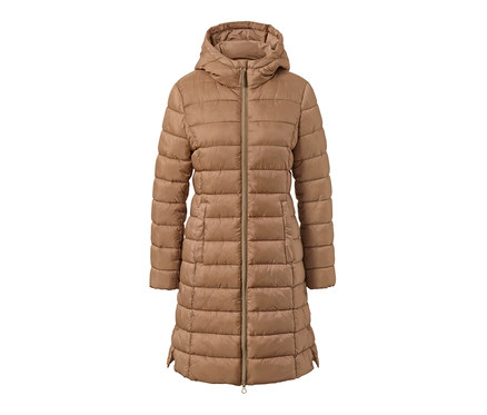 Un manteau matelassé à capuche marron clair sur fond blanc.