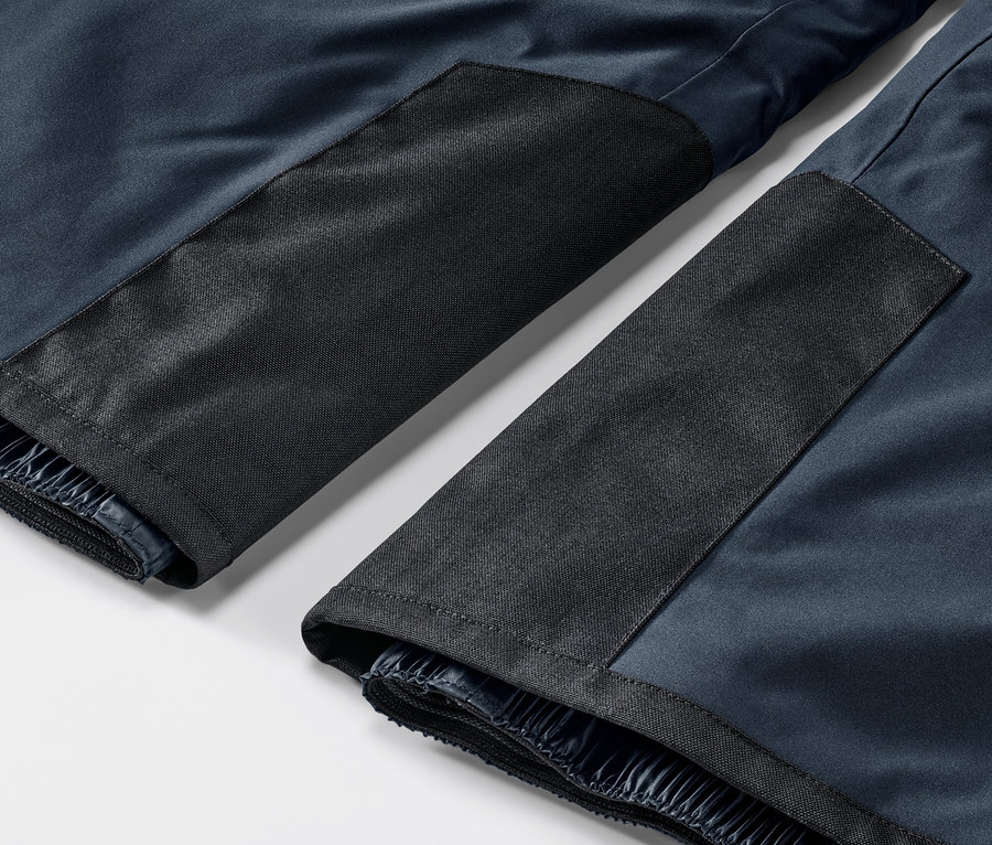 Gros plan sur un pantalon de ski high-tech bleu.