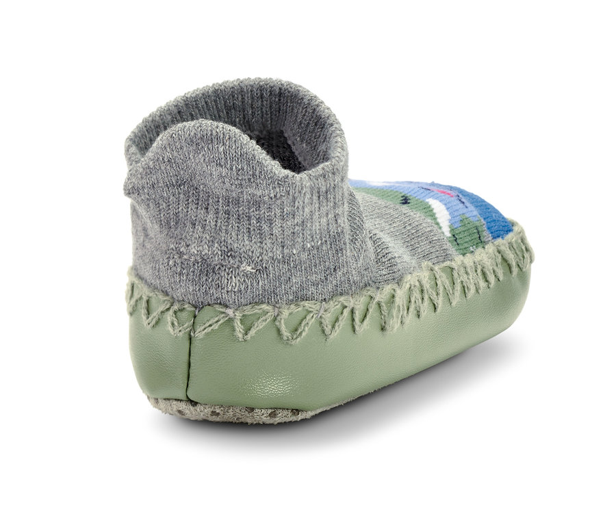 Gros plan de chaussons-chaussettes pour enfant avec dessus tricoté gris et semelle verte.