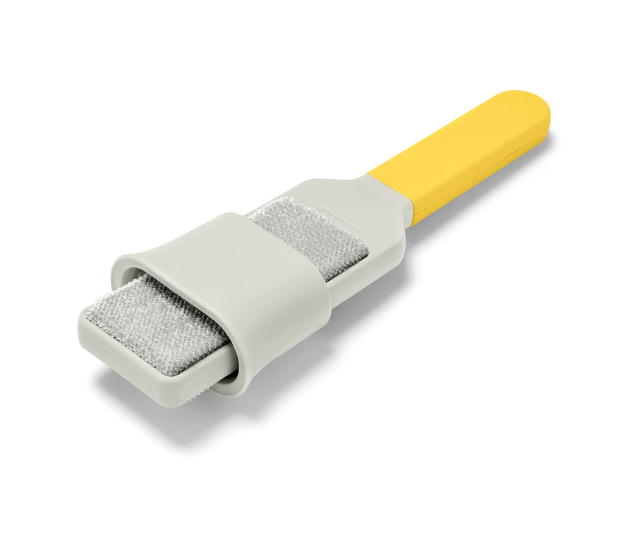 Brosse à vêtements avec manche jaune.