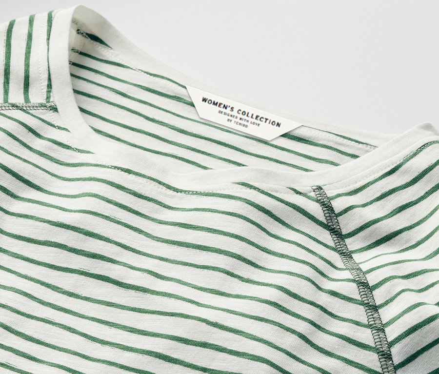 Gros plan d'un t-shirt rayé à manches 3/4.