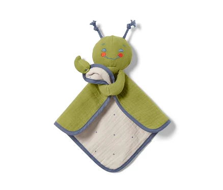 Doudou en tissu pour bébé vert avec des détails bleus.