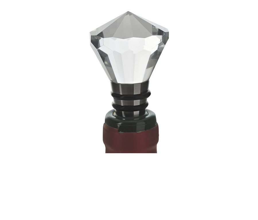 Sur une bouteille se trouve un bouchon de bouteille avec un ornement en cristal.
