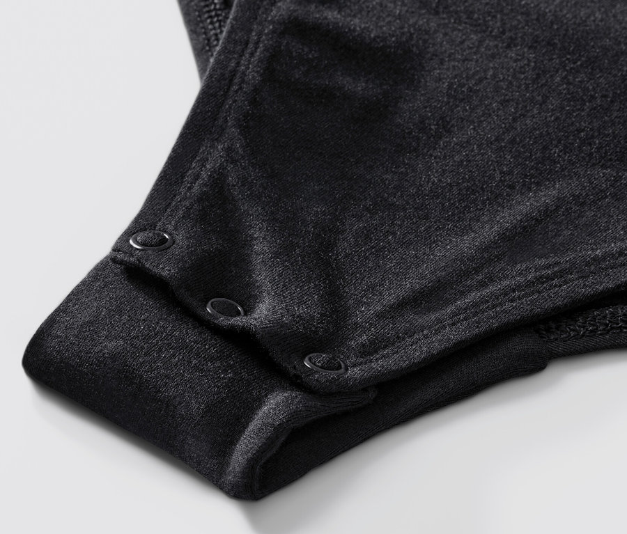 Détail d'un body avec col montant.