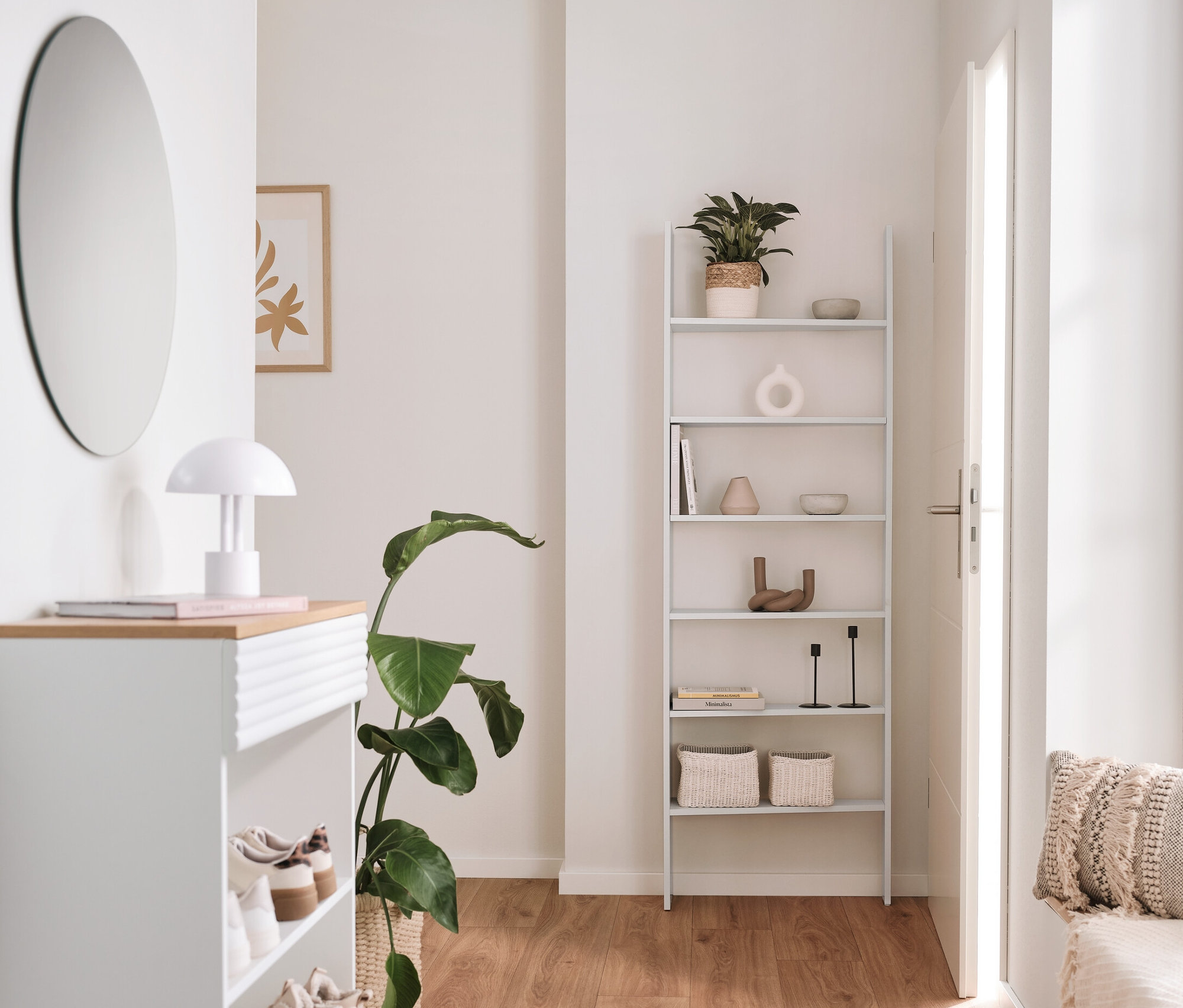 Hall d'entrée avec console avec tiroir et étagÚre de porte.