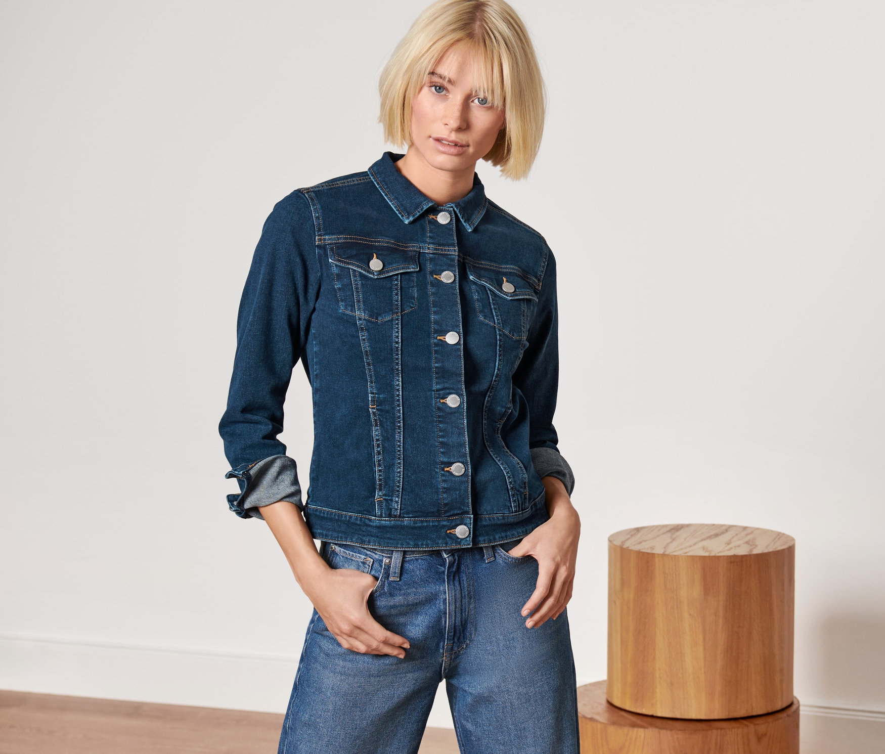Femme posant en veste en jeans, denim bleu moyen.