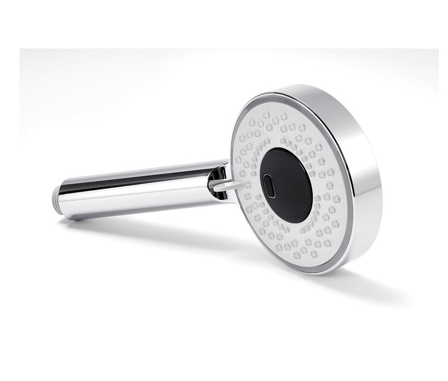 Un pommeau de douche LED avec indicateur de consommation d'eau sur fond blanc.