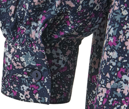 Détail d'une robe midi à imprimé floral.