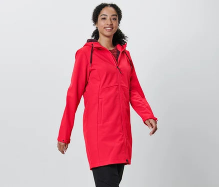 Femme portant un manteau softshell rouge.