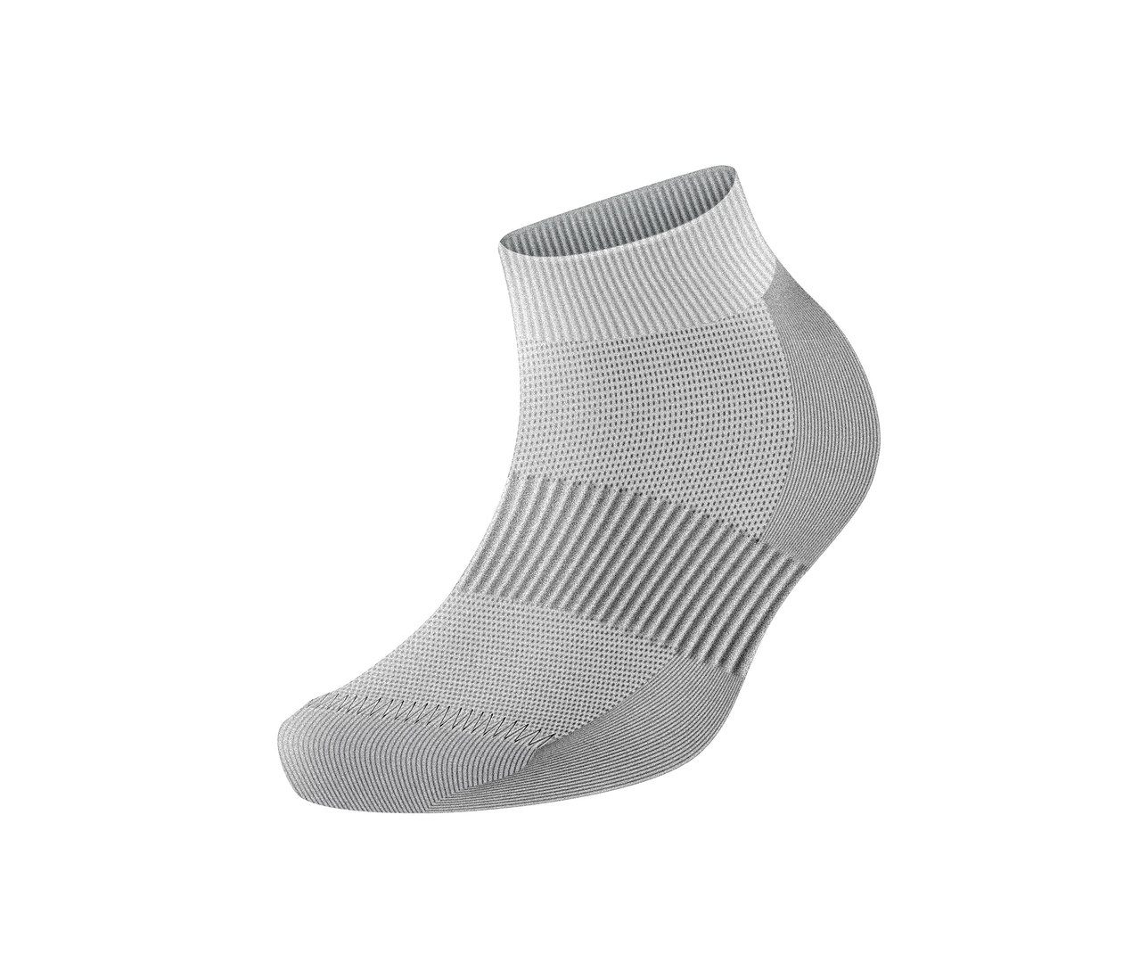 Gros plan d'une paire de chaussettes de sport fonctionnelles grises.