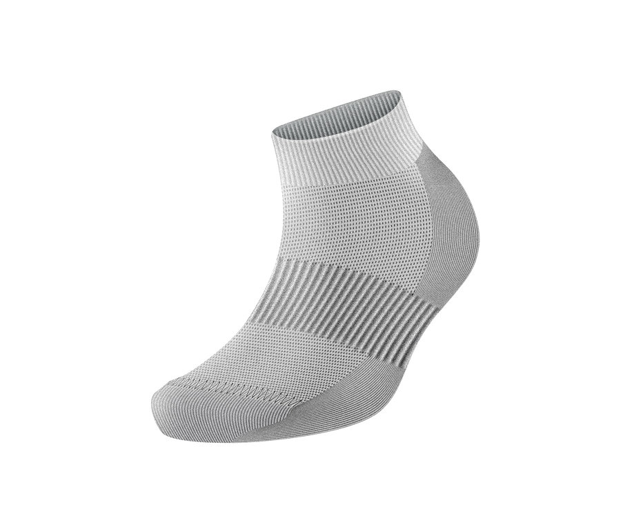 Gros plan d'une paire de chaussettes de sport fonctionnelles grises.