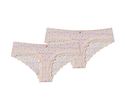 Deux slips brésiliens crème avec imprimé et dentelle.