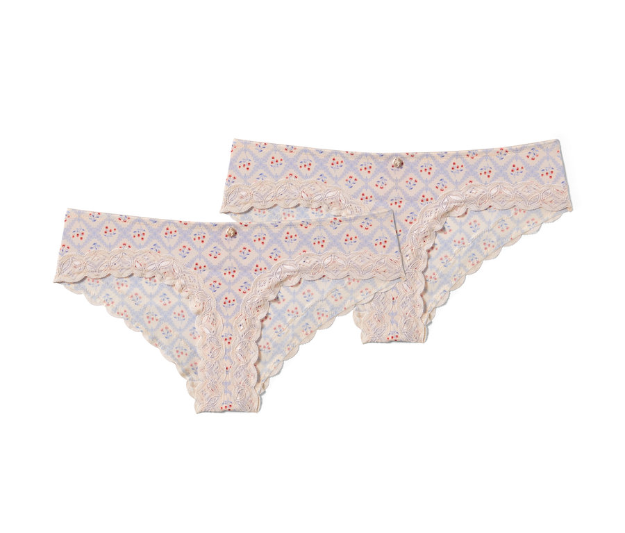 Deux slips brésiliens crème avec imprimé et dentelle.