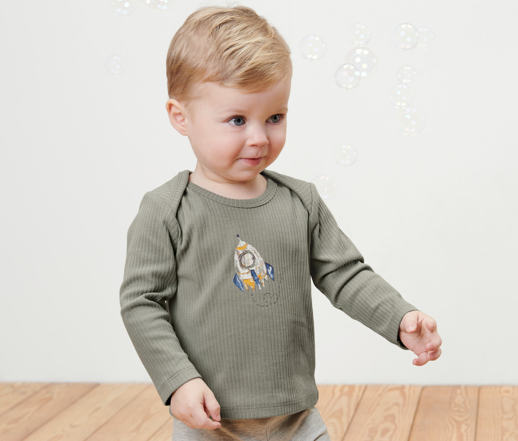 Jeune garçon portant un t-shirt côtelé avec un motif de vaisseau spatial de l'ensemble 2
T-shirts côtelés pour bébé outerspace.