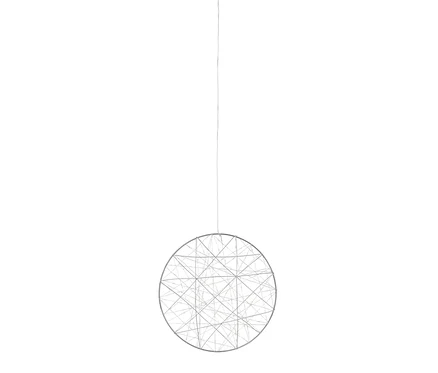 Un grand anneau LED suspendu à un fil fin.