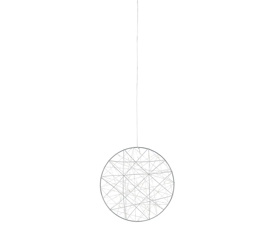 Un grand anneau LED suspendu à un fil fin.