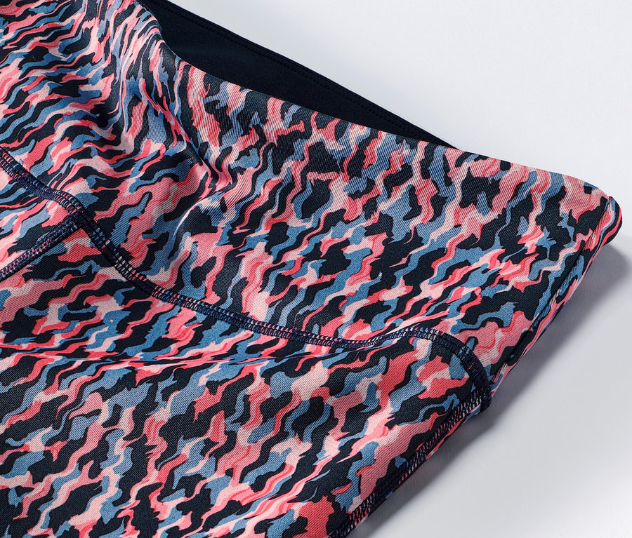 Détail du legging de sport réversible rose et bleu marine.