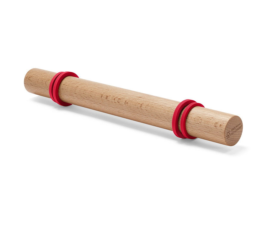 Rouleau à pâtisserie en bois avec des anneaux réglables rouges.