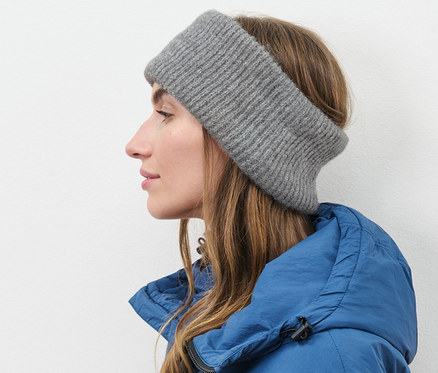 Profil d'une femme portant un bandeau en maille.