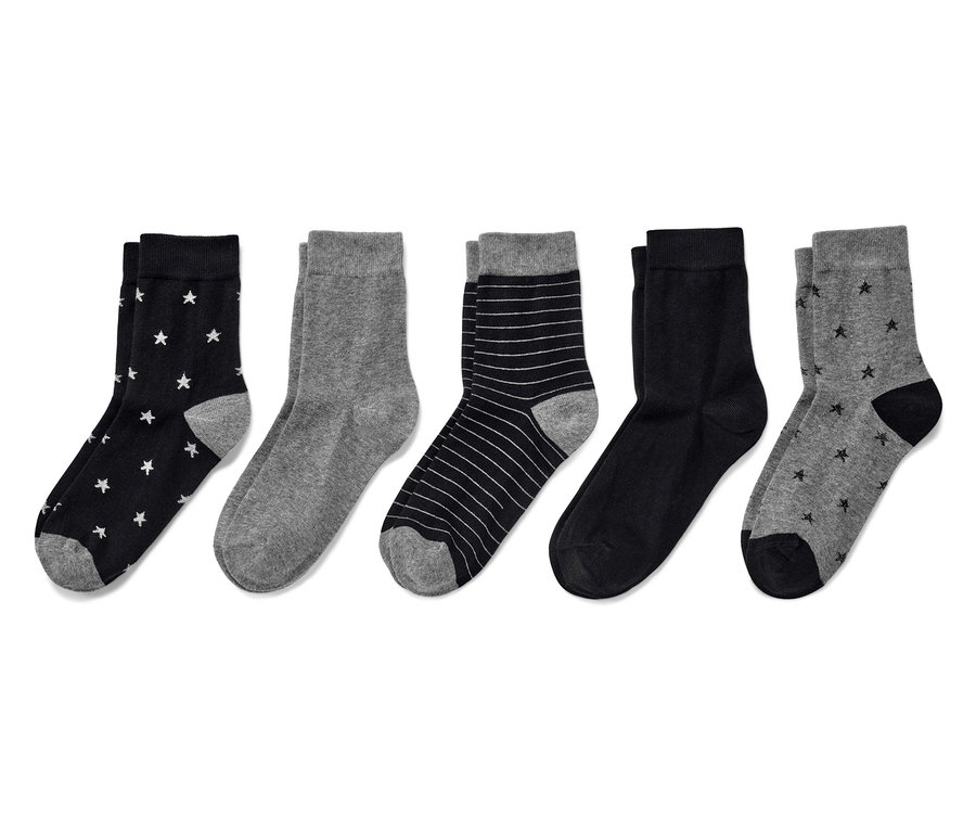 Cinq paires de chaussettes de différentes couleurs et motifs.