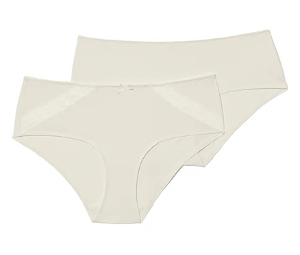 Deux culottes couleur crème.