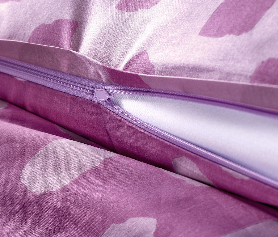 Gros plan d'une parure de lit en renforcé violet de taille normale avec fermeture éclair.