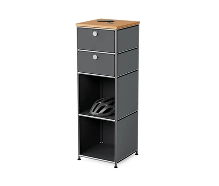 Commode étroite en métal gris « CN3 » avec plateau en bois et 2 tiroirs. Un casque est posé dans le compartiment ouvert.