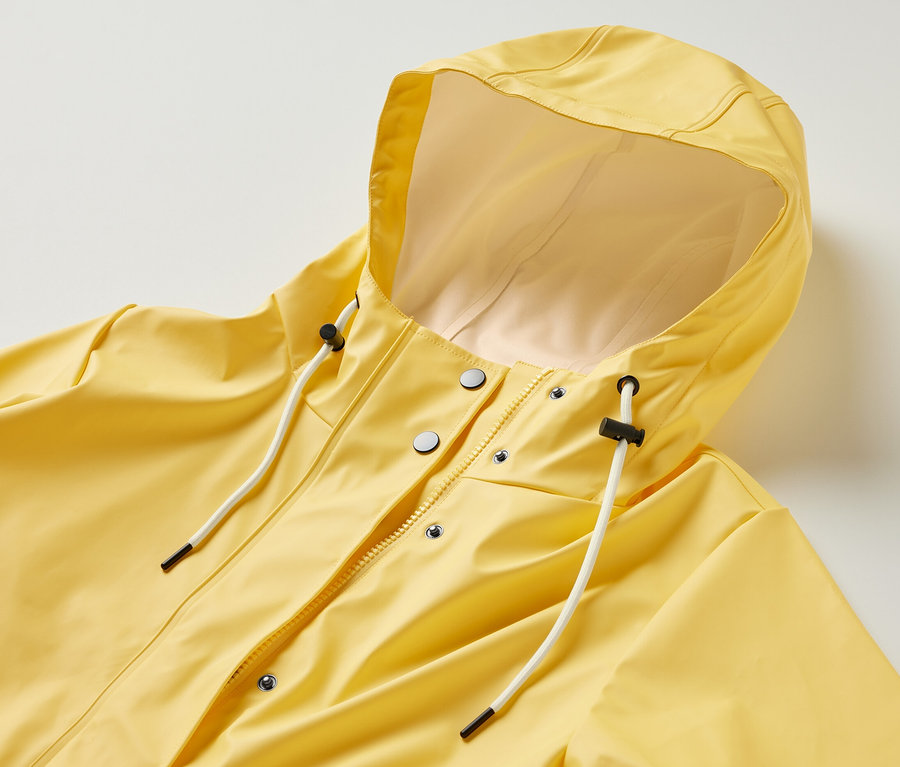 Parka de pluie jaune « ciré » avec capuche, fermeture éclair et boutons.