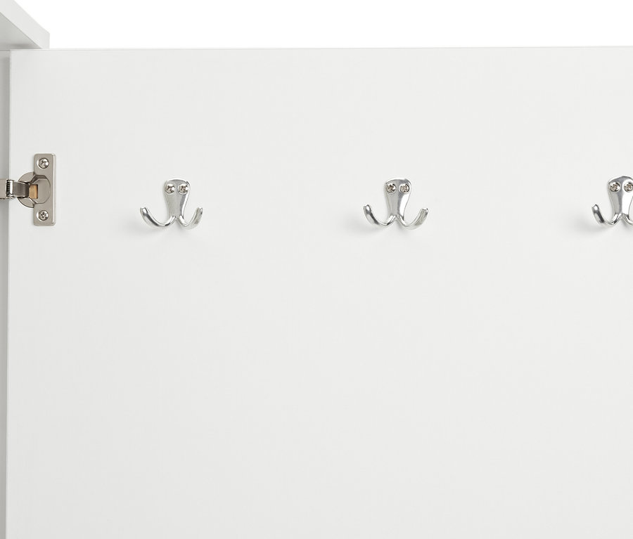 Intérieur d'une armoire universelle avec des crochets en métal.