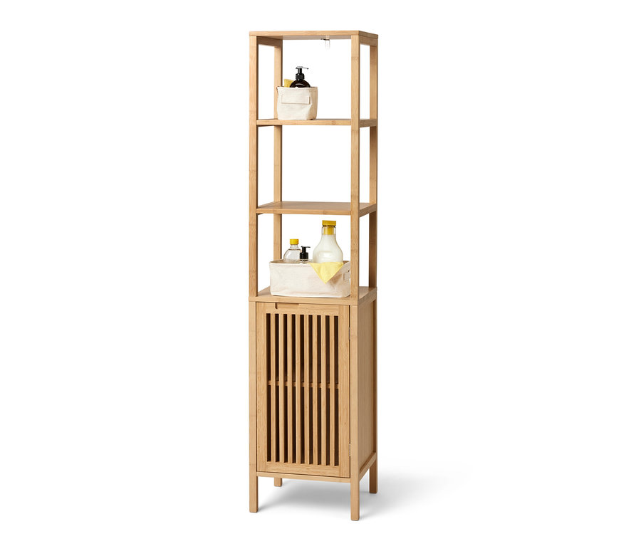 Haut rayonnage de rangement de style scandinave avec des étagères ouvertes et un compartiment de rangement. Des paniers et des bouteilles sont posés sur les étagères.