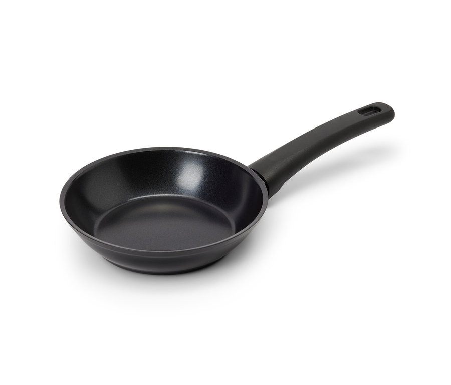 Une mini-poêle noire avec revêtement anti-adhésif et manche sur un fond blanc.