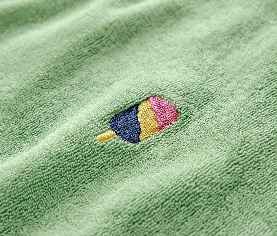 Gros plan d'un ensemble éponge pour enfants avec une broderie de glace.
