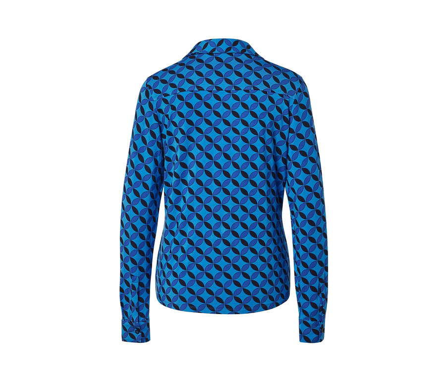 Blouse avec patte de boutonnage à motif géométrique bleu.