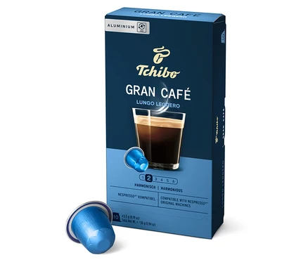 Un paquet de capsules Gran Café Lungo Leggero de Tchibo. Une capsule bleue est posée à côté.