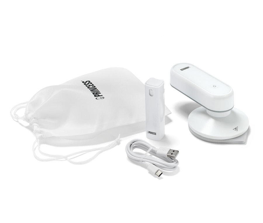 Un fer à repasser de voyage Princess avec Power Bank, un câble de charge et une housse en tissu blanche sont disposés.