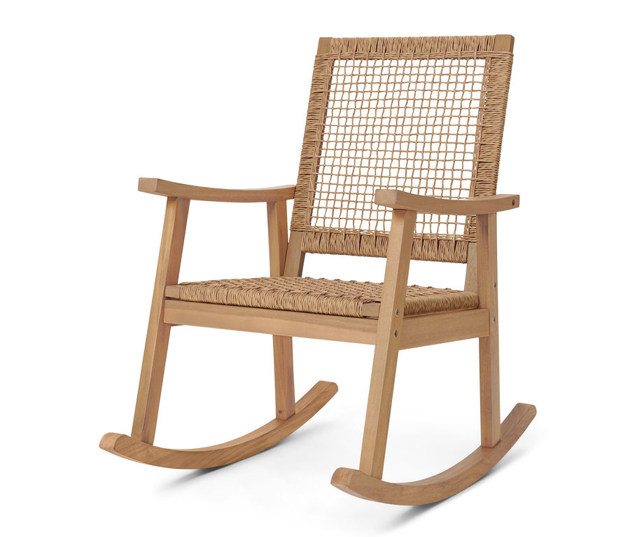 Un fauteuil à bascule avec tressage en polyrotin sur fond blanc.