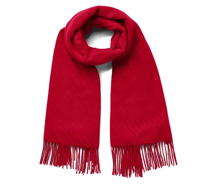 Une écharpe rouge à franges sur fond blanc.
