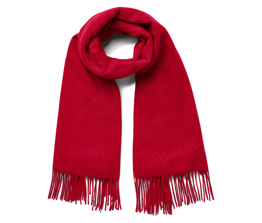 Une écharpe rouge à franges sur fond blanc.