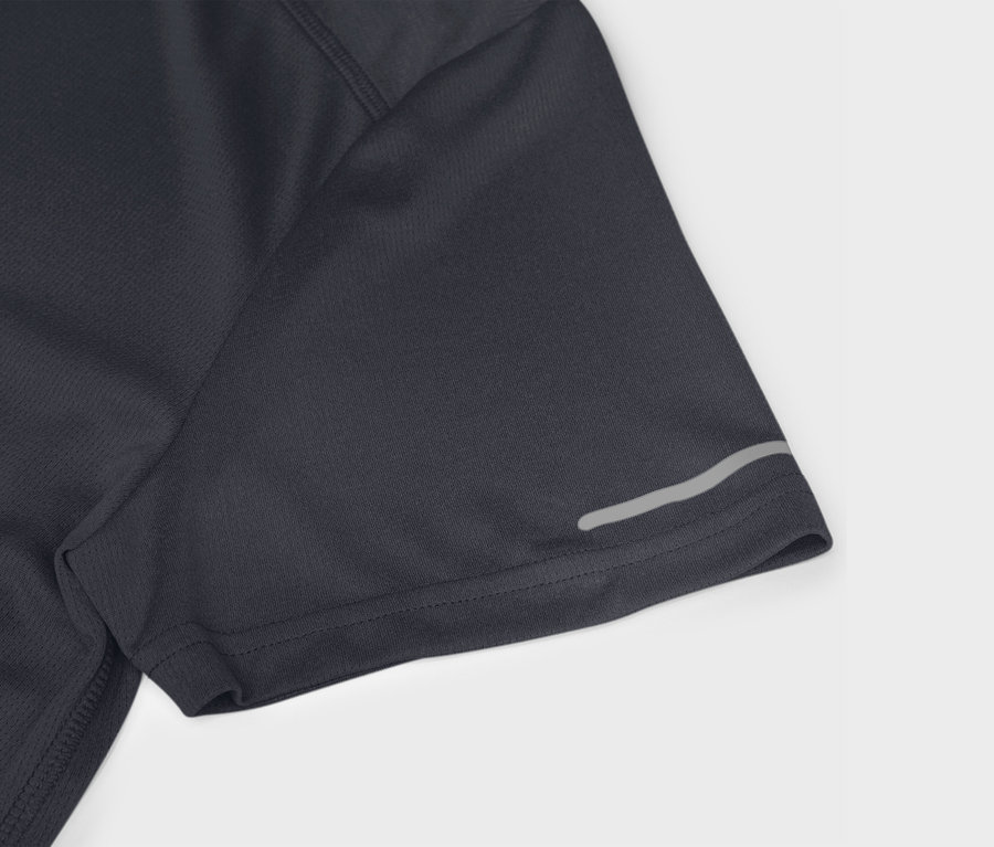 Détail d'un t-shirt de sport à manches courtes bleu marine avec une bande réfléchissante.