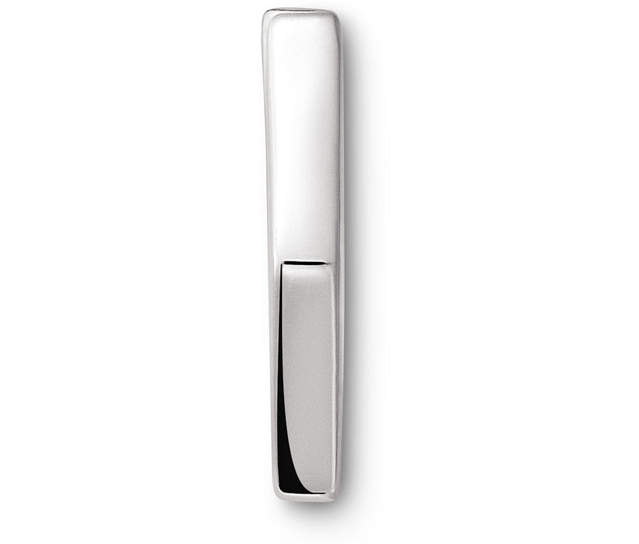 Stylo argenté sur fond blanc.