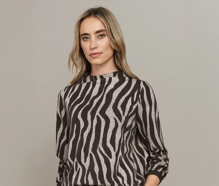 Femme portant un maillot en jacquard Street One avec un motif zébré.