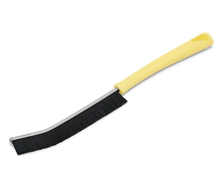 Brosse à fentes jaune avec des poils noirs.