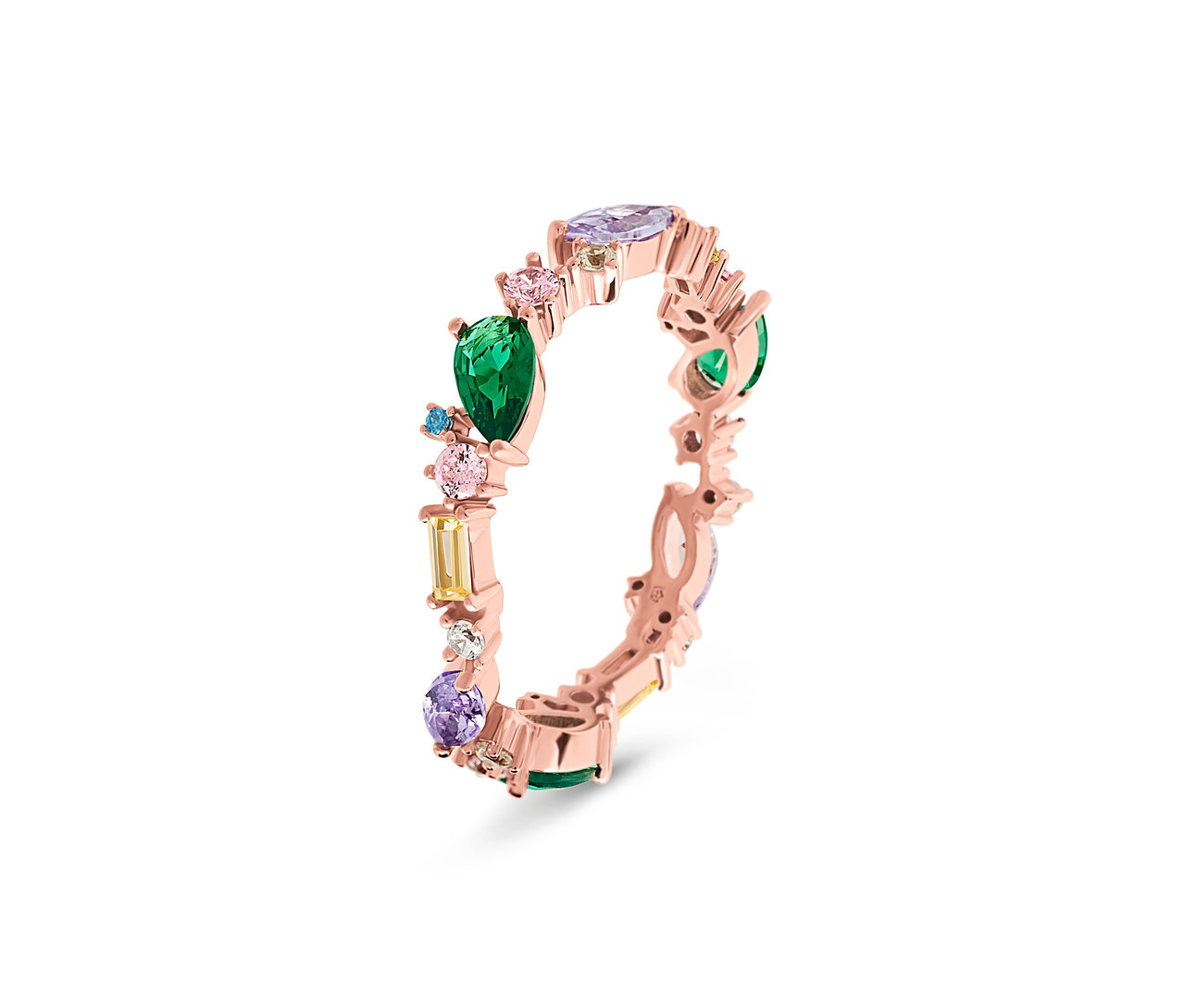 Vue détaillée d'une bague en or rose ornée de pierres précieuses colorées.