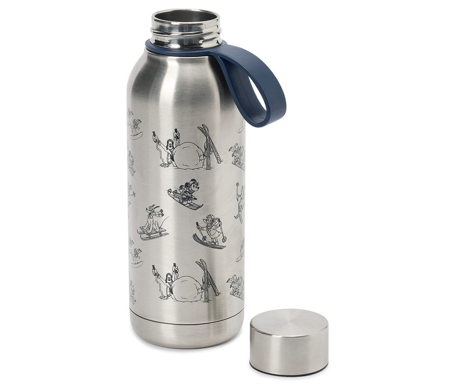 Une bouteille d'eau argentée avec une sangle bleue et des images de skieurs et de snowboarders avec un couvercle à côté.