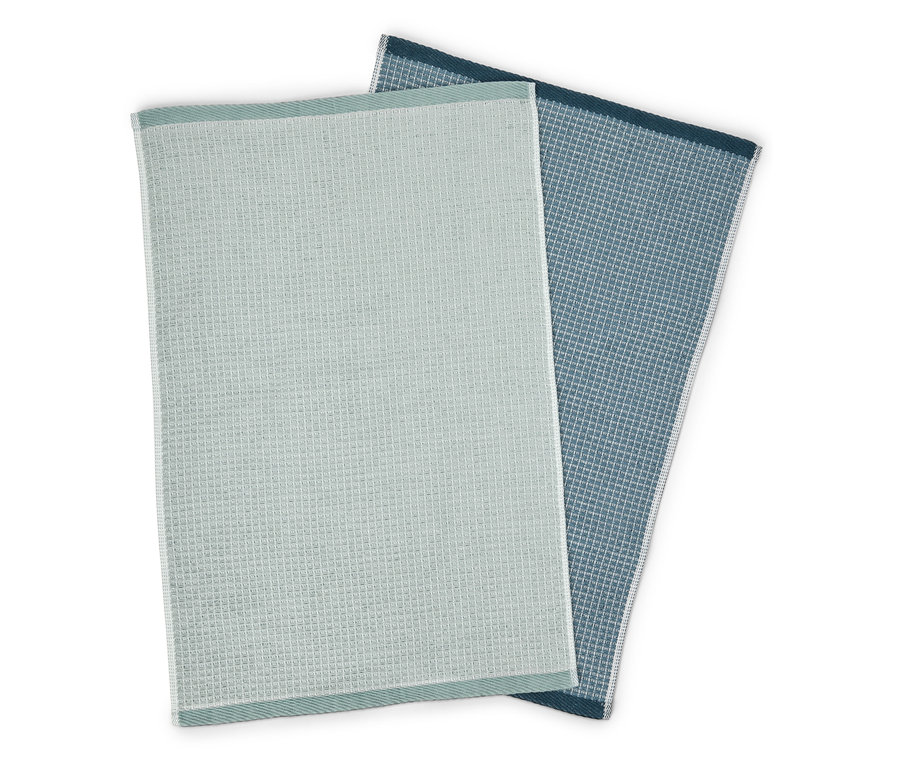 Deux torchons rectangulaires : un bleu clair et un bleu foncé.