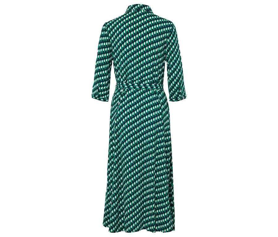 Vue arrière d'une longue robe à motifs verts et blancs avec des manches trois-quarts et une ceinture.