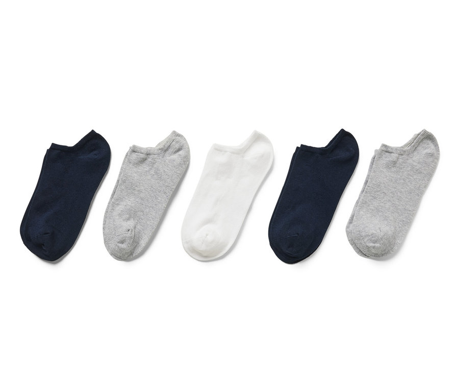 Cinq paires de socquettes de sport en bleu, gris et blanc sont disposées côte à côte sur un fond blanc.