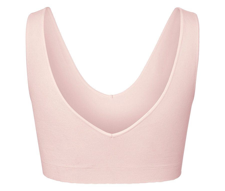 Détail d'un soutien-gorge de sport rose avec une encolure en V profonde.